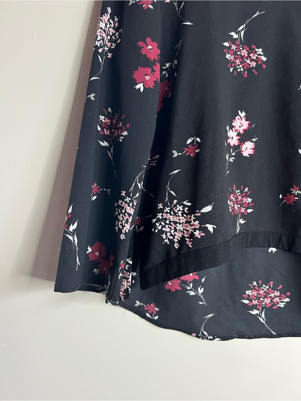 Black Tape Black Floral V-Neck Blouse Medium Long Sleeve Sheer Career Top - Picture 3 of 8